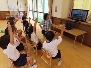 テレビ電話でお話している子どもたちの写真