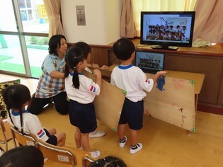 テレビ電話でお話している子どもたちの写真