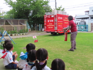 避難訓練に参加している子どもたちの写真