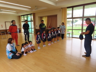幼年消防クラブに参加している子どもたちの写真