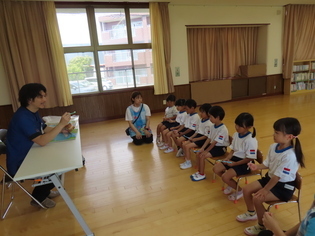 ブラッシング指導を受けている子どもたちの写真