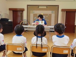 ブラッシング指導を受けている子どもたちの写真