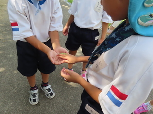 虫を見付けた子どもたちの写真