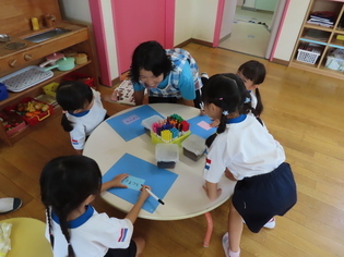 卵に名前を付けている子どもたちの写真