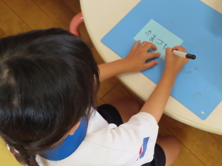 名札を作っている子どもたちの写真