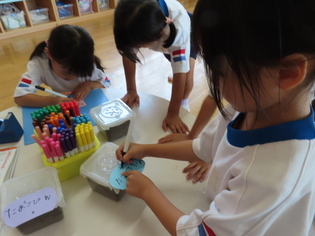 名札を作っている子どもたちの写真
