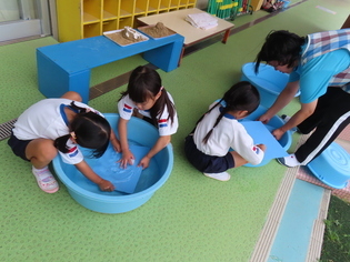 片付けをしている子どもたちの写真
