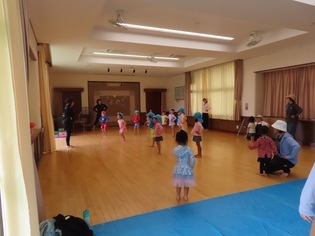 体操をしている子どもたちの写真