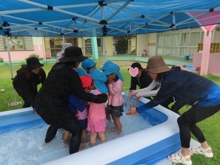 水遊びをしている子どもたちの写真