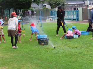 水遊びをしている子どもたちの写真