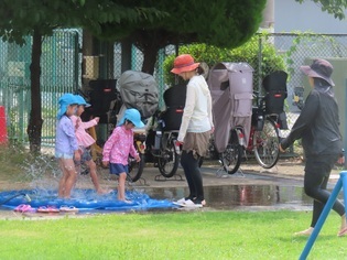 水遊びをしている子どもたちの写真