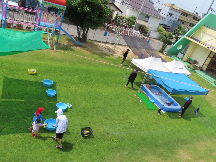水遊びをしている子どもたちの写真