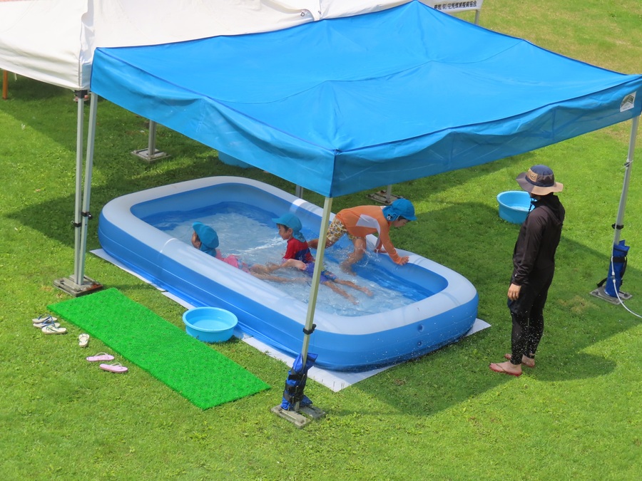 水遊びをしている子どもたちの写真