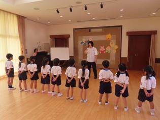 終業式に参加している子どもたちの写真