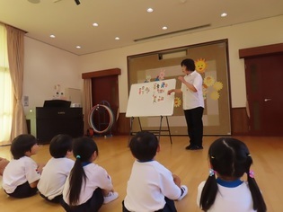 終業式に参加している子どもたちの写真