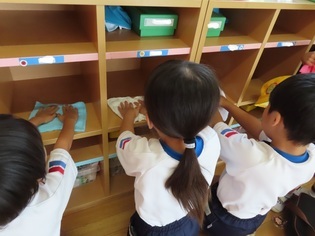 掃除をしている子どもたちの写真