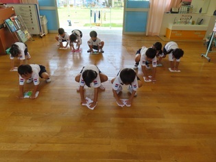掃除している子どもたちの写真