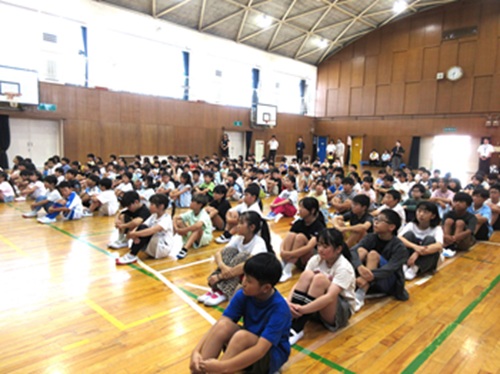 壇上を見つめる子ども