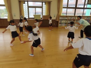 カマキリになっている子どもたちの写真