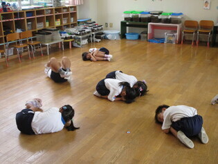カブトムシになっている子どもたちの写真