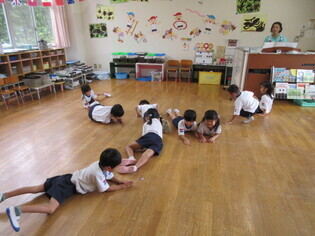 カブトムシになっている子どもたちの写真