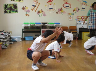 カブトムシになっている子どもたちの写真