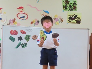 夏休みに食べた野菜の話をしている子どもたちの写真