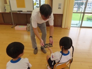囲碁で遊んでいる子どもたちの写真