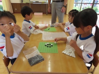 囲碁で遊んでいる子どもたちの写真