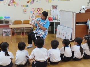 絵本を見ている子どもたちの写真