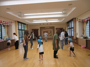 親子ダンスを踊っている子どもたちの写真