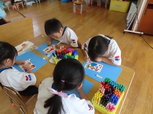 はがきを描いている子どもたちの写真