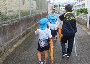 ハガキを投函に出かけている子どもたちの写真