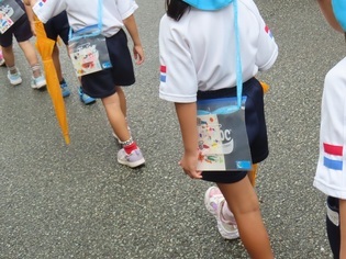 はがきを投函に出かけている子どもたちの写真