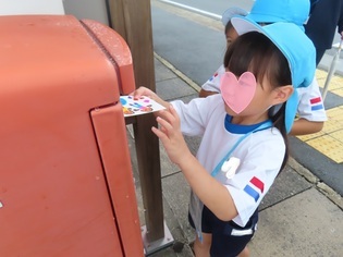 ハガキを投函に出かけている子どもたちの写真