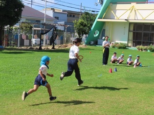 中学生と遊んでいる子どもたちの写真