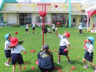 中学生と遊んでいる子どもたちの写真
