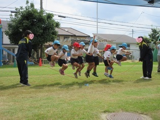 中学生と遊んでいる子どもたちの写真