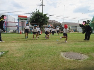 中学生と遊んでいる子どもたちの写真