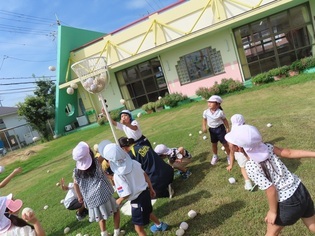 保育園の友達と遊んでいる子どもたちの写真