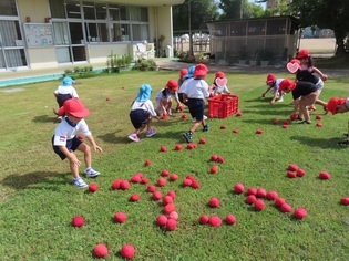 保育園の友達と遊んでいる子どもたちの写真