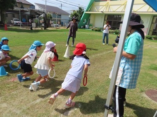 保育園の友達と遊んでいる子どもたちの写真