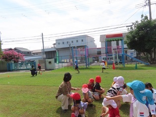 保育園の友達と遊んでいる子どもたちの写真