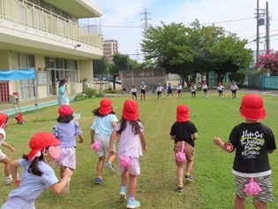 保育園の友達と遊んでいる子どもたちの写真