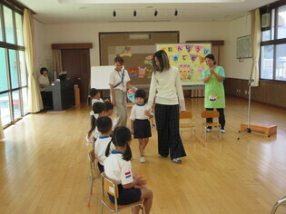 誕生会に参加している子どもたちの写真