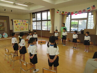 誕生会に参加している子どもたちの写真
