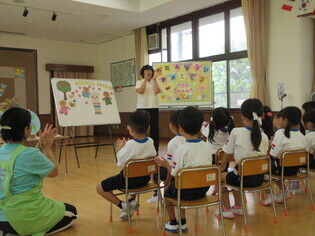 誕生会に参加している子どもたちの写真