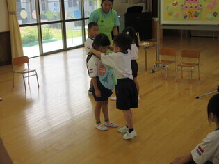 誕生会に参加している子どもたちの写真
