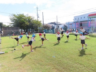 体操をしている子どもたちの写真