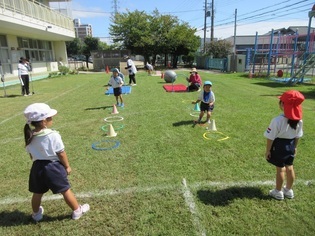 異年齢競技をしている子どもたちの写真
